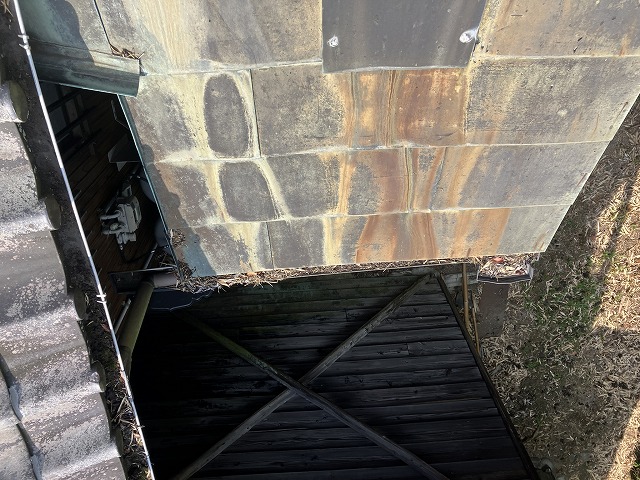 錆びた金属屋根